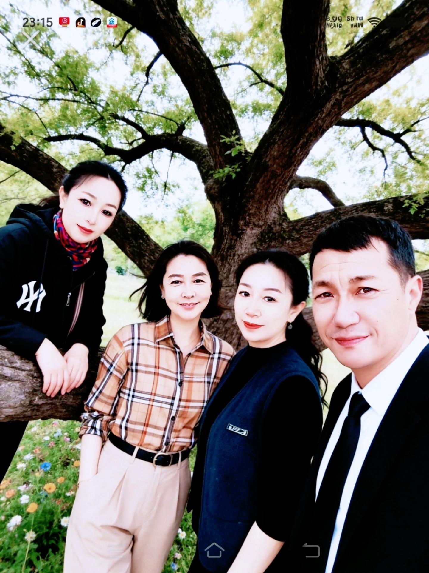 AI树下合影