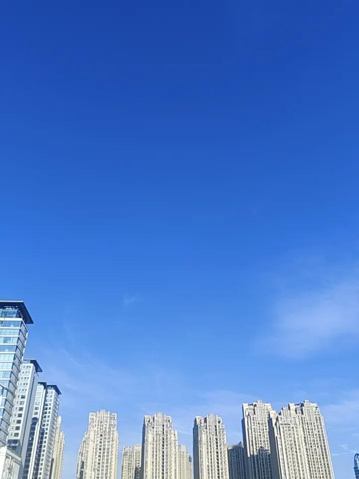 昆明这阳光明媚、万里无云的天气，简直绝了！就像一幅绝美画卷，心情都跟着舒畅起来。