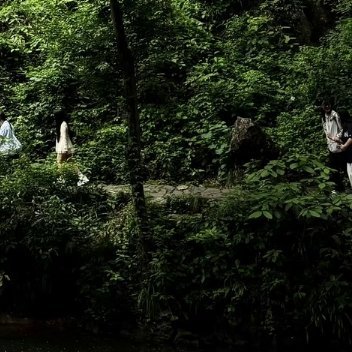 翠谷亭影山涧的绿意层层叠叠漫入视野，满目深浅不一的绿揉成一片无边的林海。枝桠自画