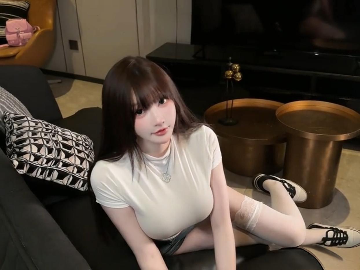 居家休闲时光，甜美少女心满满！💖✨
晒出女性魅力