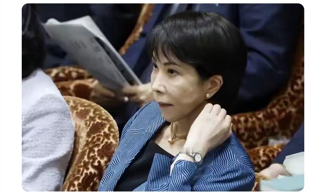 高市早苗对中国态度反复无常，根本是出于政治私利。她作为日本右翼保守势力代表，为积