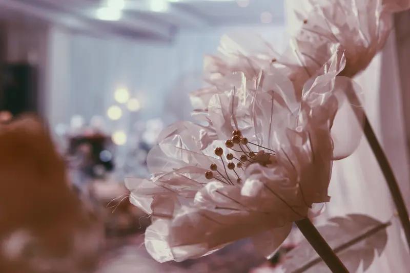 上联：月融融，心寂寂，眉间一点是相思；
下联：花淡淡，梦悠悠，袖底半生皆眷恋。