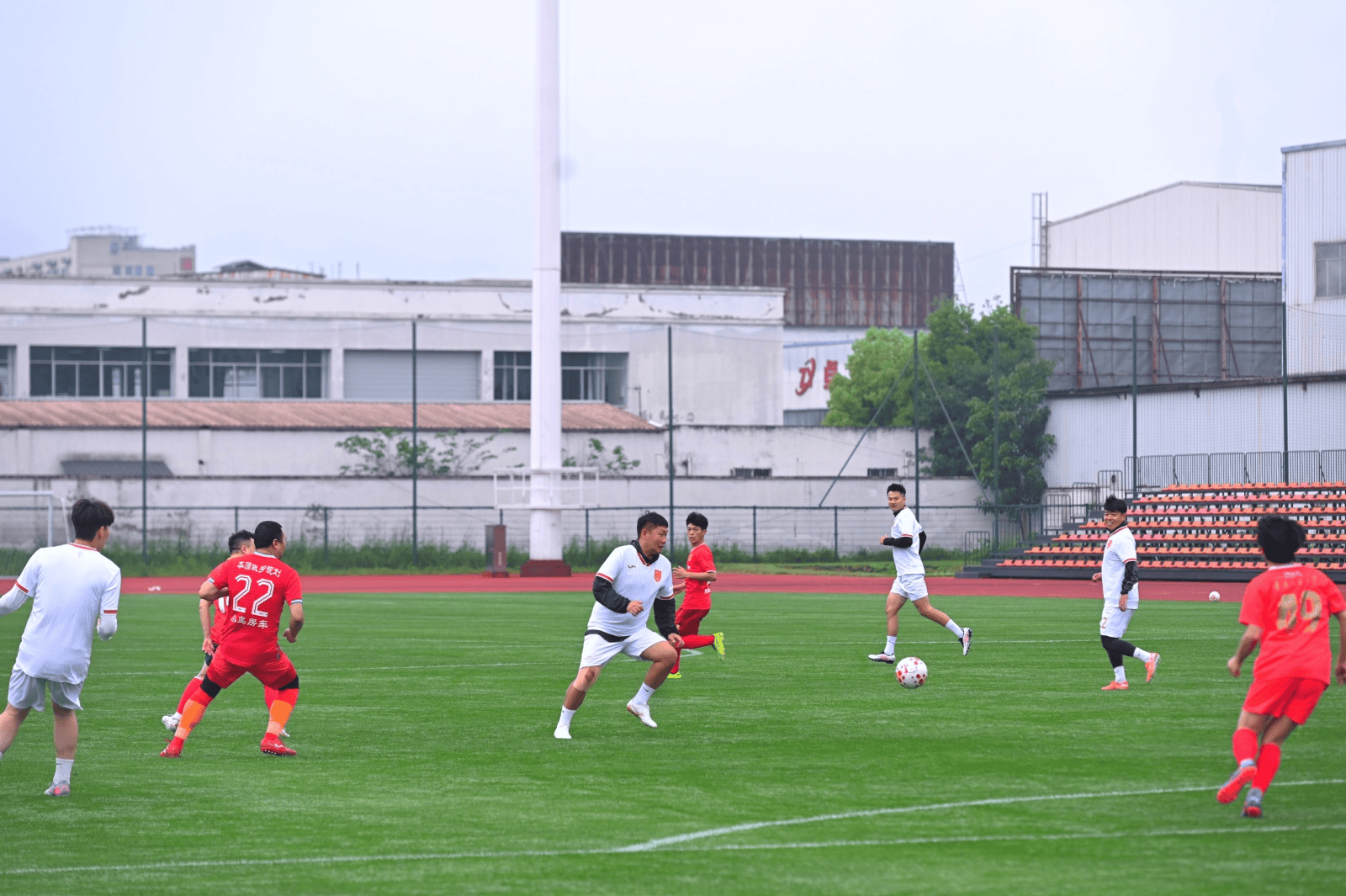 重庆铜梁龙新赛季首次球迷开放日，教练组与球迷踢友谊赛