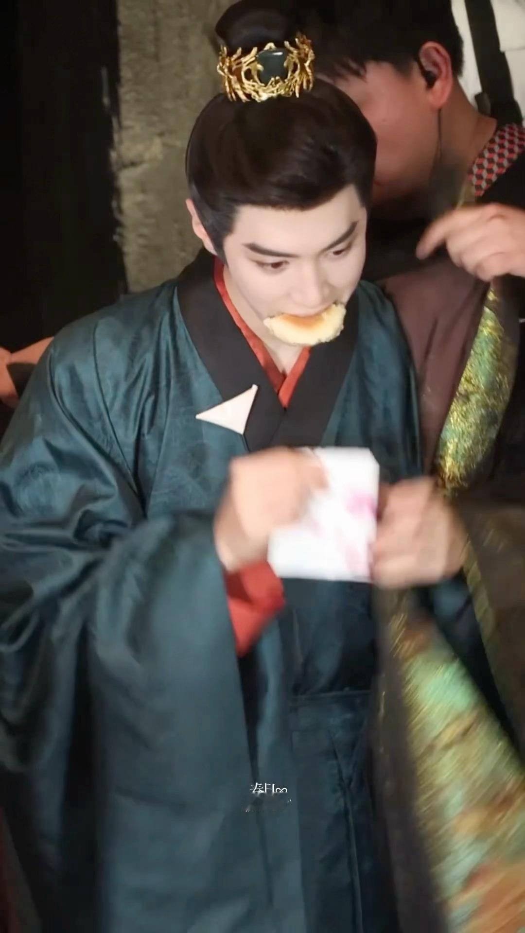 哲么好吃吗！是鲜花饼么，我也想吃一口可以嘛♾️陈哲远敖炽陈哲远浮生 