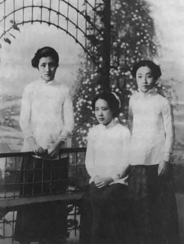1935年，杜月笙去锦江川菜馆吃饭，等了许久也没排上座位，便愤怒地对店员喊道“把