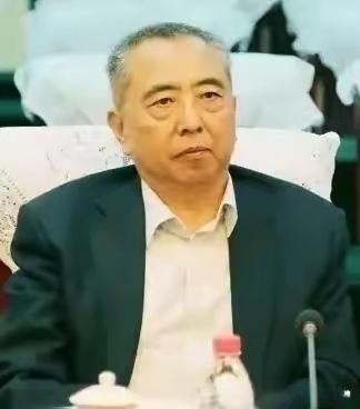 华国锋次子苏斌，长相忠厚酷似父亲，从北京卫戍区到商界再到公益，他用一生践行父亲四