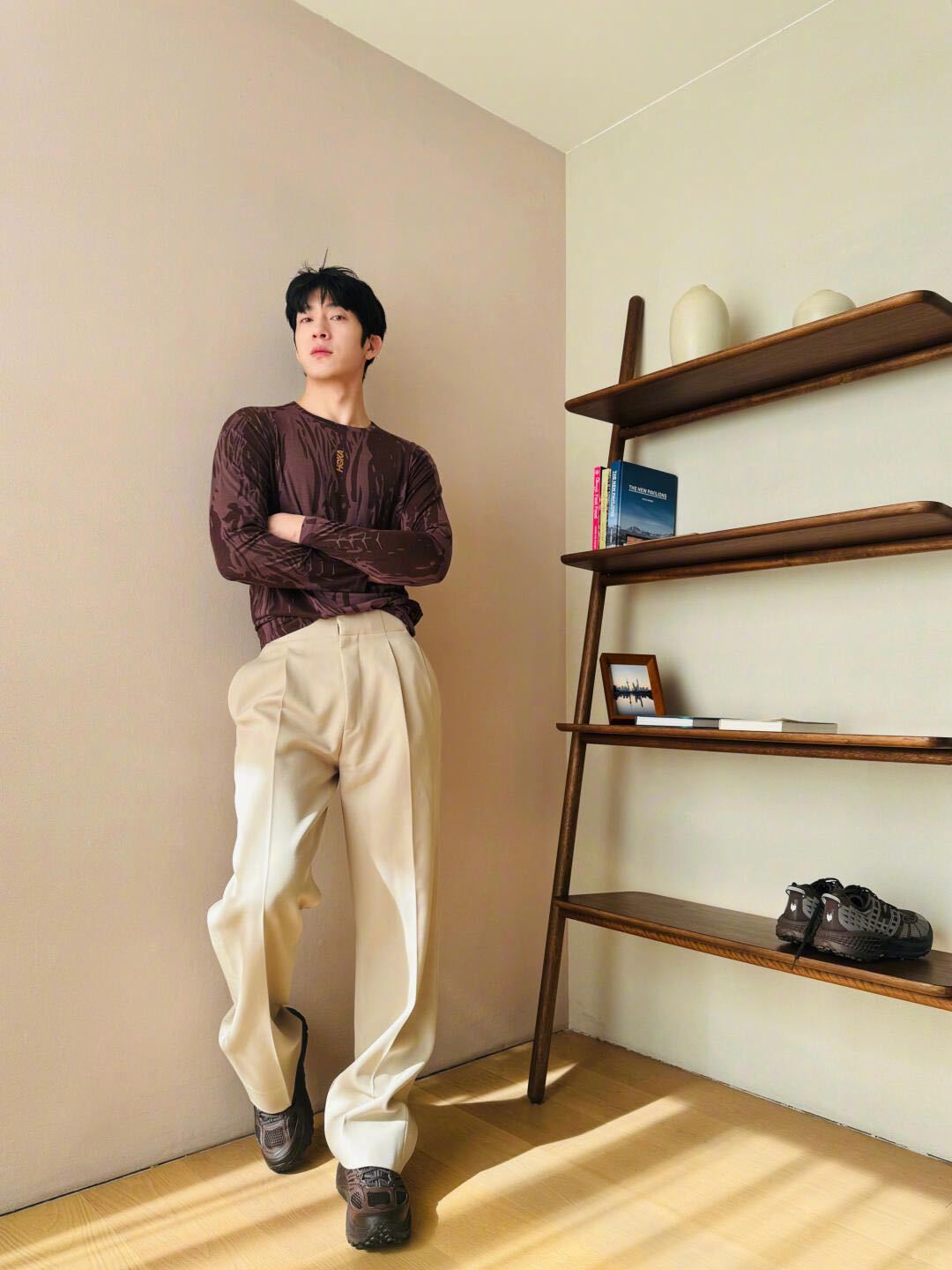 井柏然 in HOKA 📷🐎  作为品牌代言人演绎的马年限定系列，身着棕调印