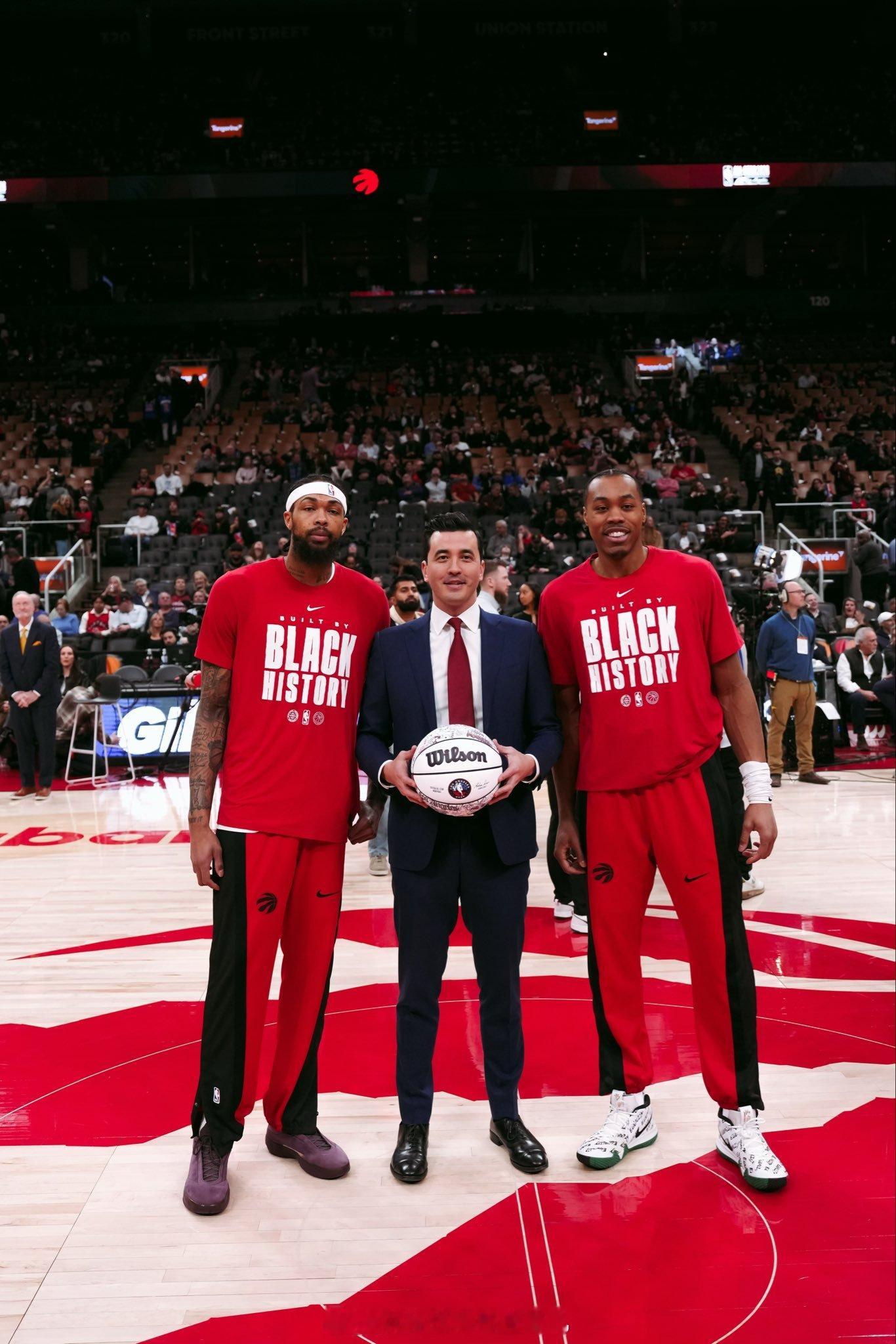 今日赛前总经理与英格拉姆、巴恩斯合影，庆祝其入选全明星。英格拉姆