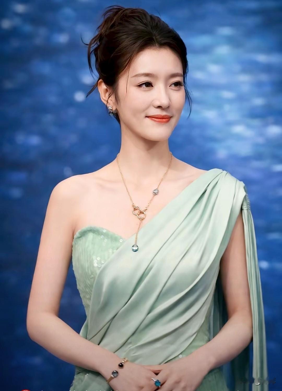 端庄漂亮的李云霄