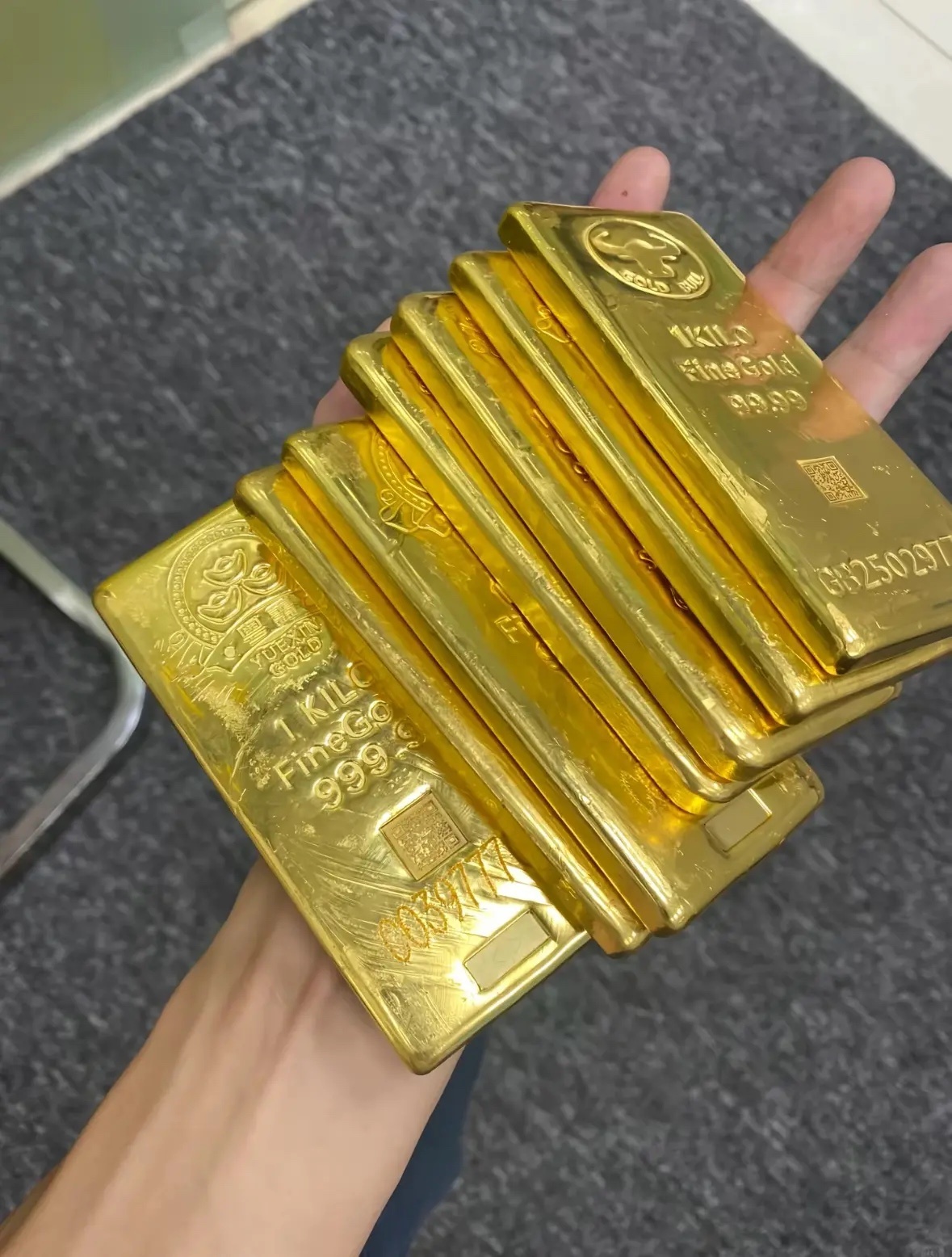金价跌破900老板5个手机都忙不过来首先，上周五非农数据显示，短期通胀问题在三四