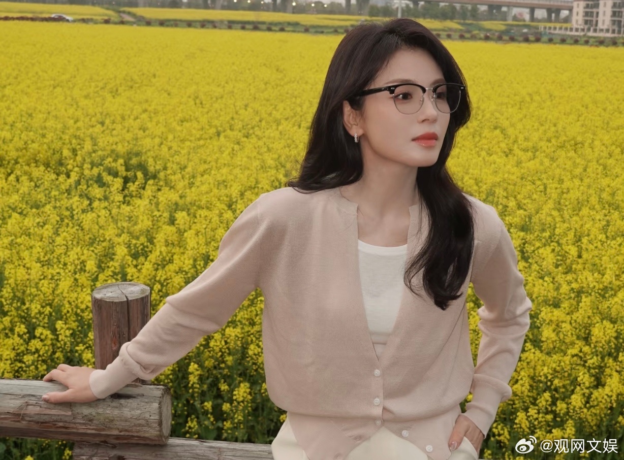 刘涛油菜花海眼镜造型 在春天油菜花海中戴眼镜的刘涛，这个造型和妆容好美！明媚又知