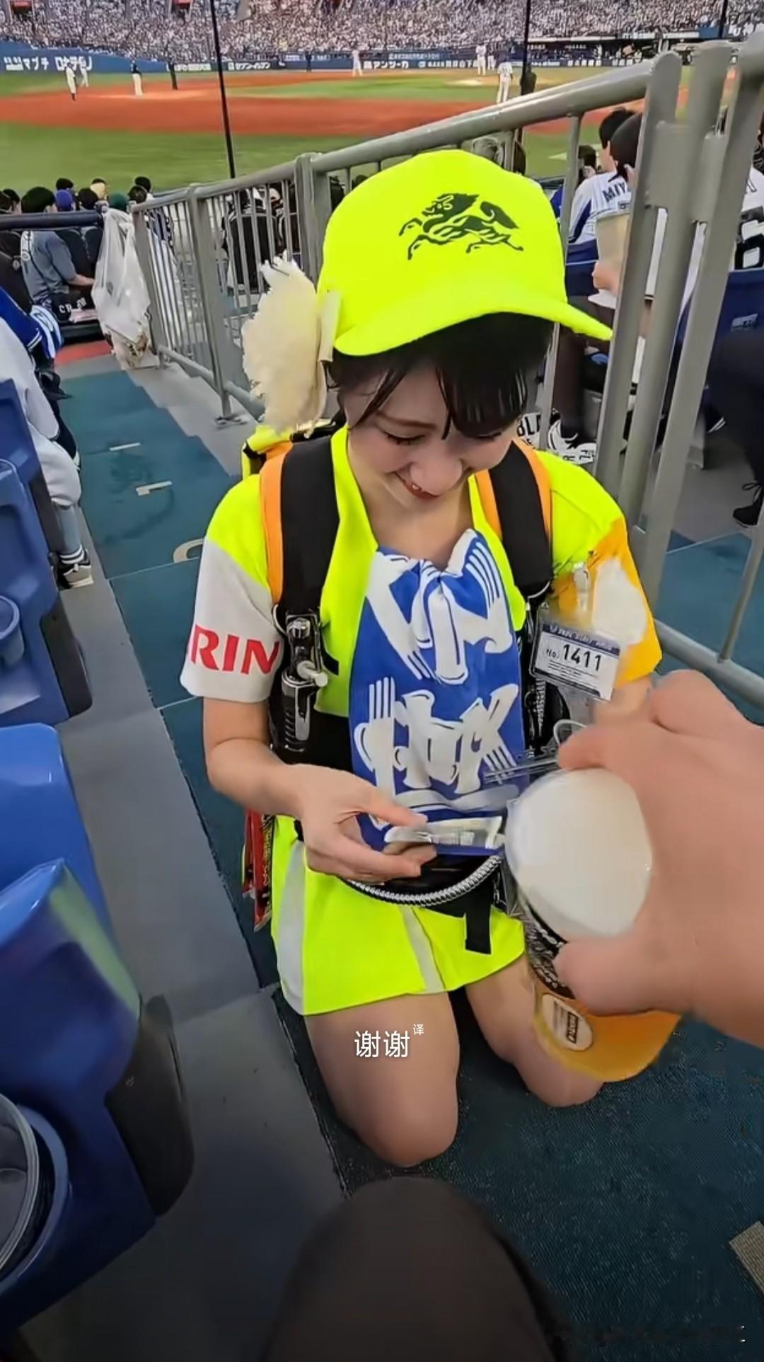 韩国网民和日本网民就为了这事儿打起来的：啤酒女郎。

韩国网民说媚男下跪擦边营销