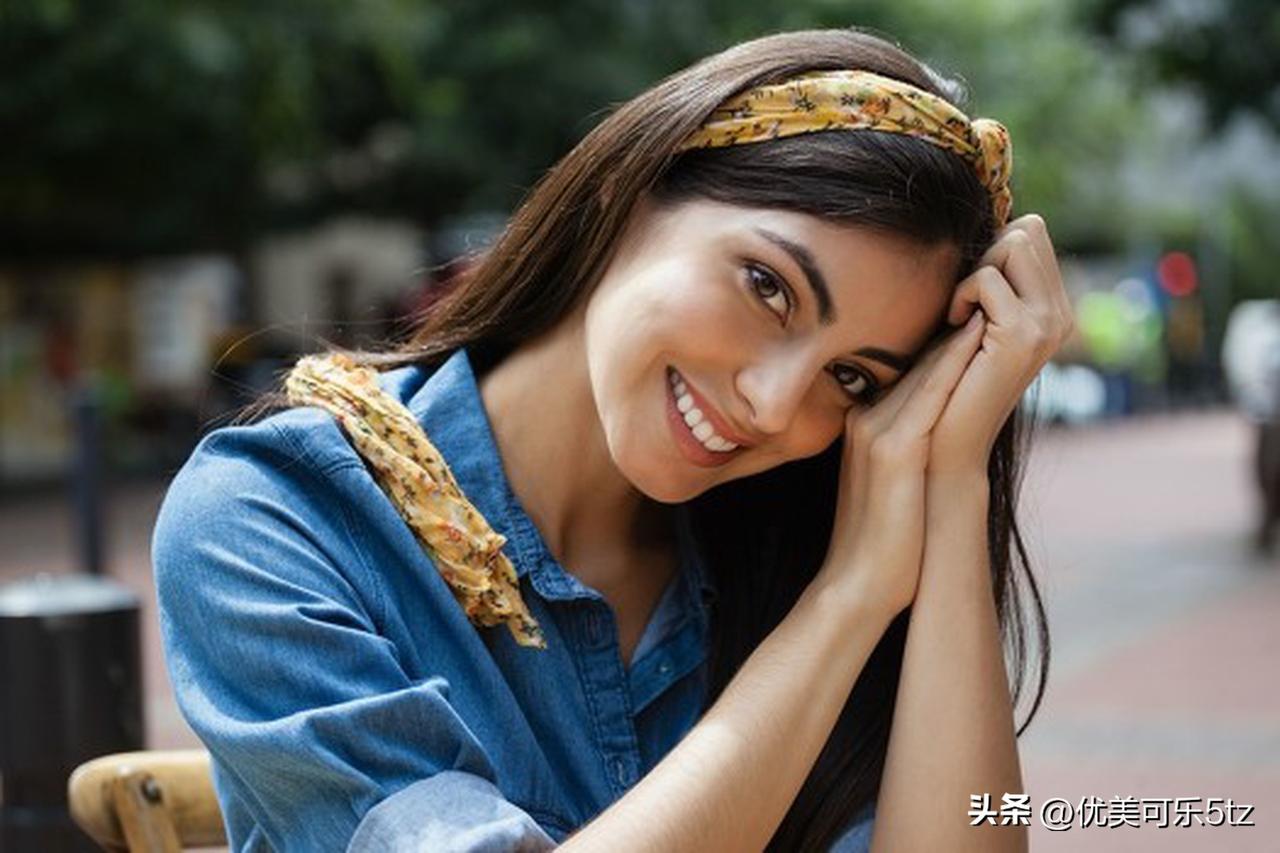 阳光明媚的午后，微笑女孩在街头享受美好时光。