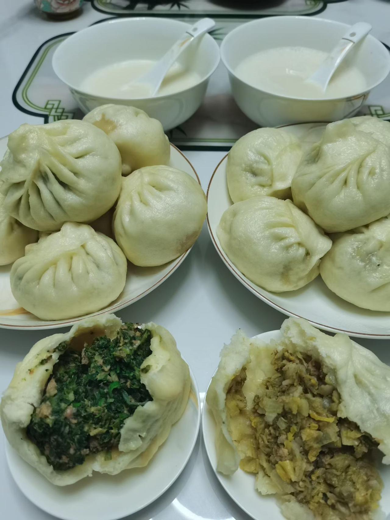 《蒸包子》
今天晚饭蒸菜包，荠菜酸菜分开包。
荠菜猪肉香味浓，酸菜猪肉味也好。
