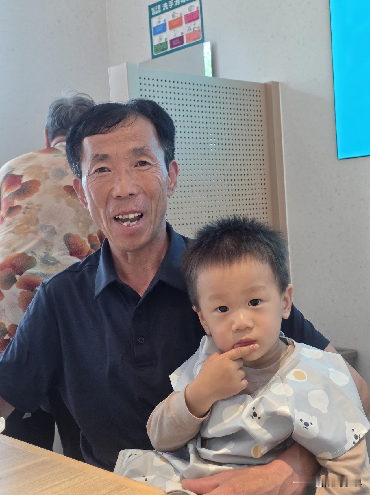 基因的强大，真是难以令人想象……

中午在快餐店吃包子，遇到小区里的邻居正喂外孙