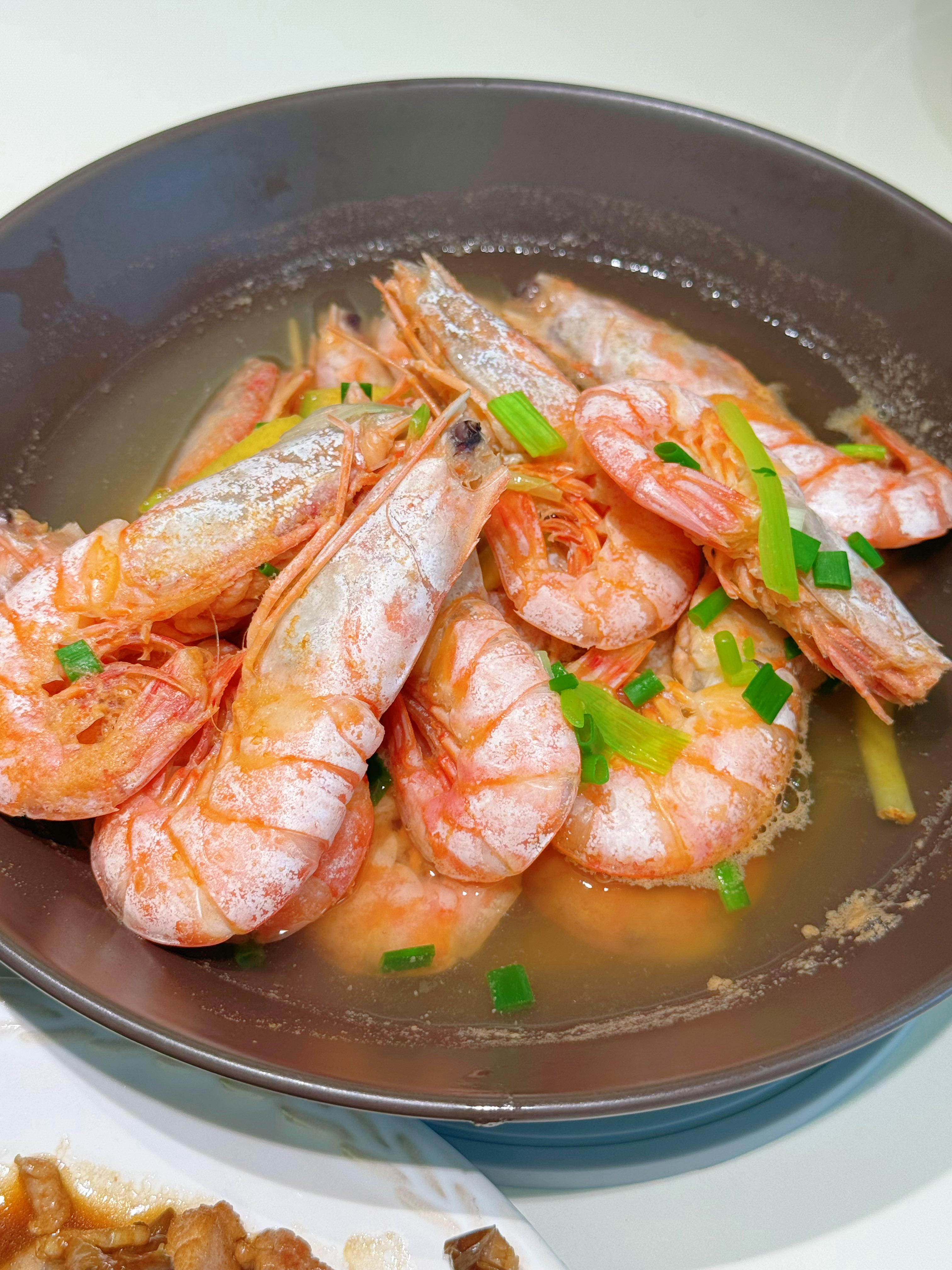 璐璐今天吃啥 开饭~今日菜单：鸦片鱼头煲、蛏子丝瓜汤、蘑菇炒肉片、茭白丝炒牛肉、