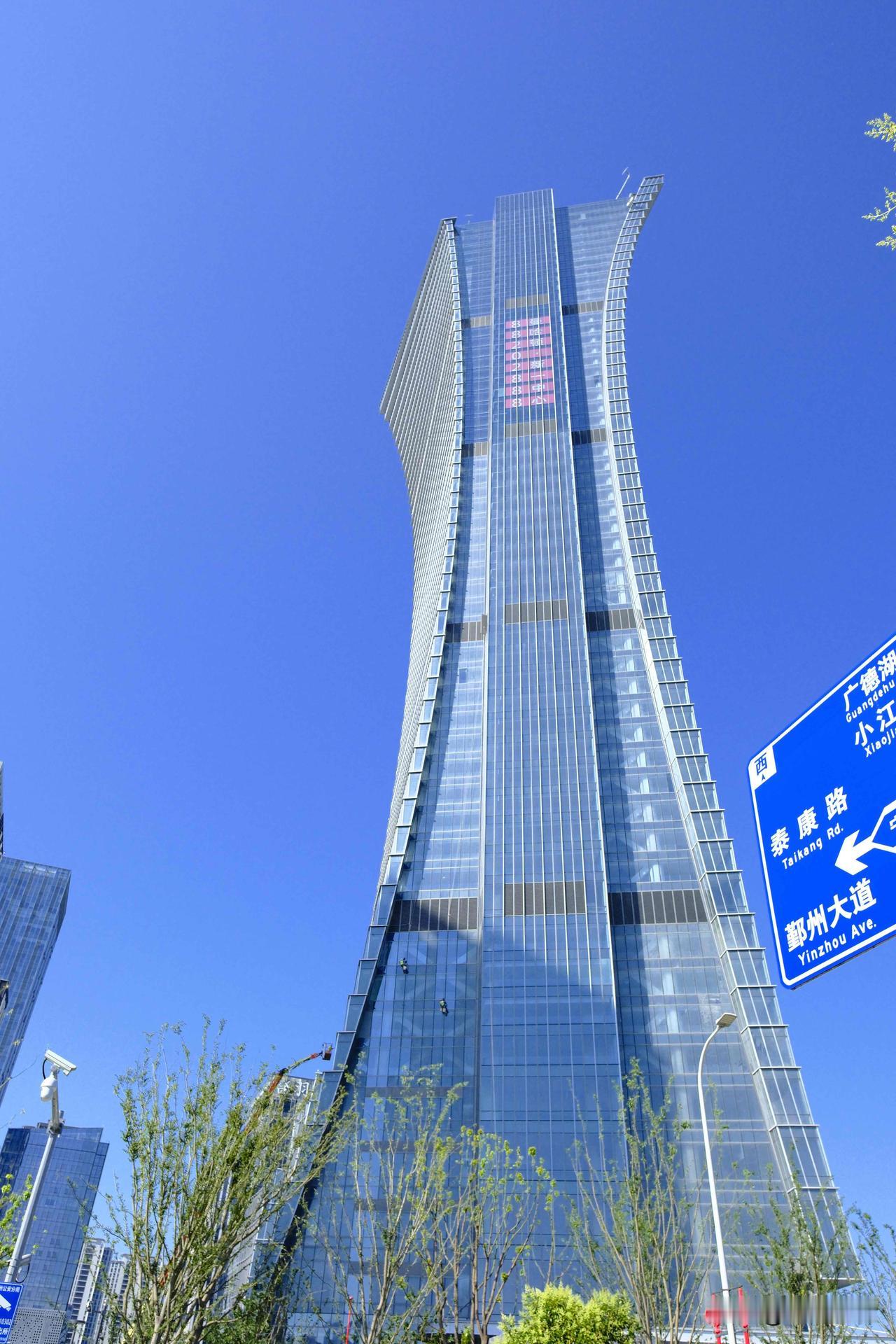 【悬在半空中的“蜘蛛侠”！】这个城市很大，高楼大厦、钢筋水泥、车水马龙……如梦如