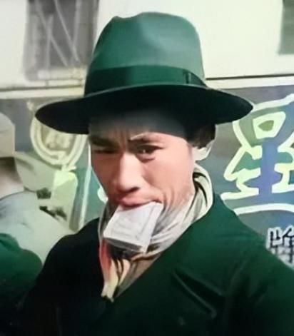 1949年的上海，赫赫有名的商人丁永福，把自家的洋房全卖了，换成了美金，旁人都说