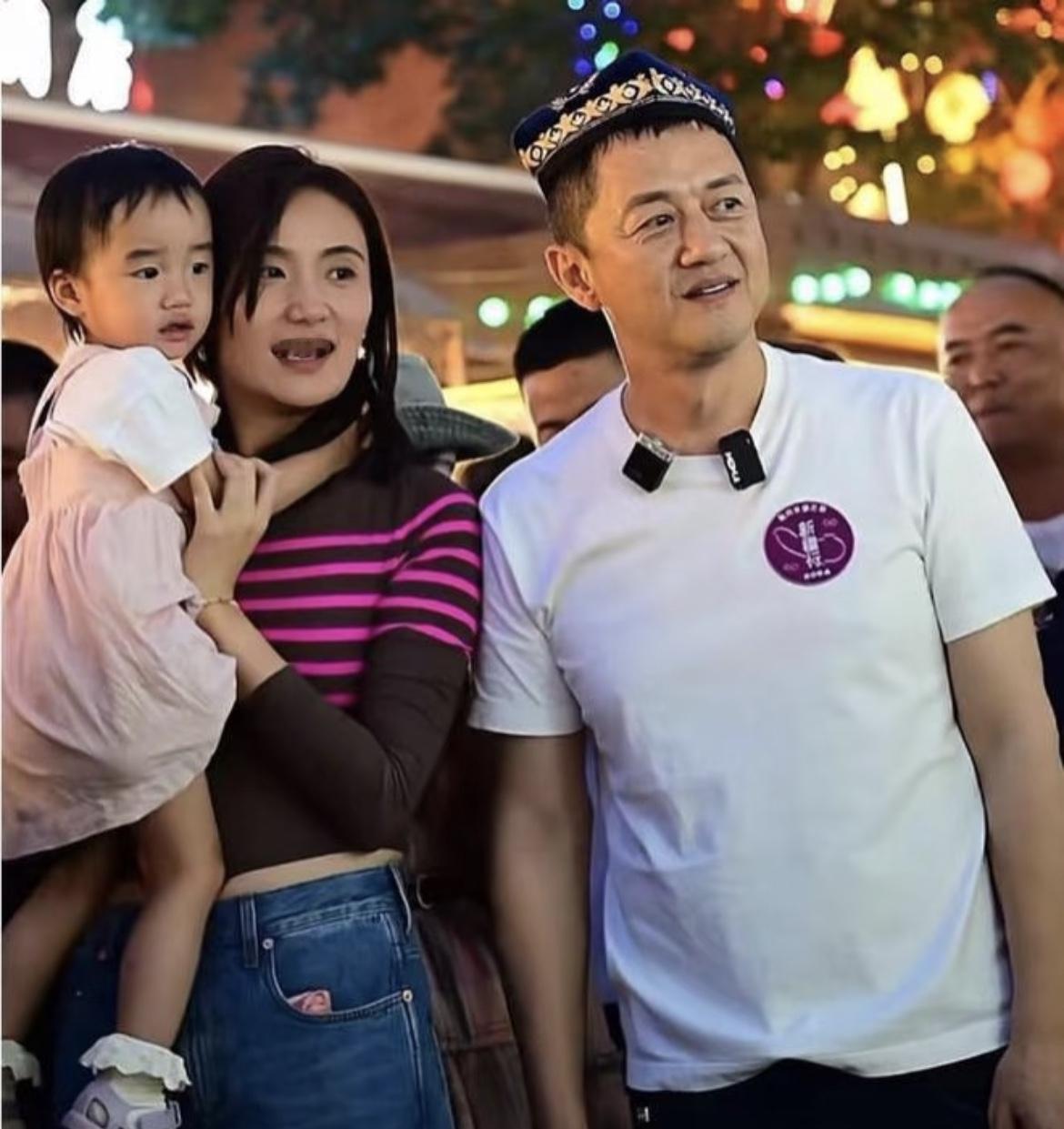 关于李亚鹏前妻，海哈金喜，

不查不知道，一查吓一跳，

这姑娘1990年出生，