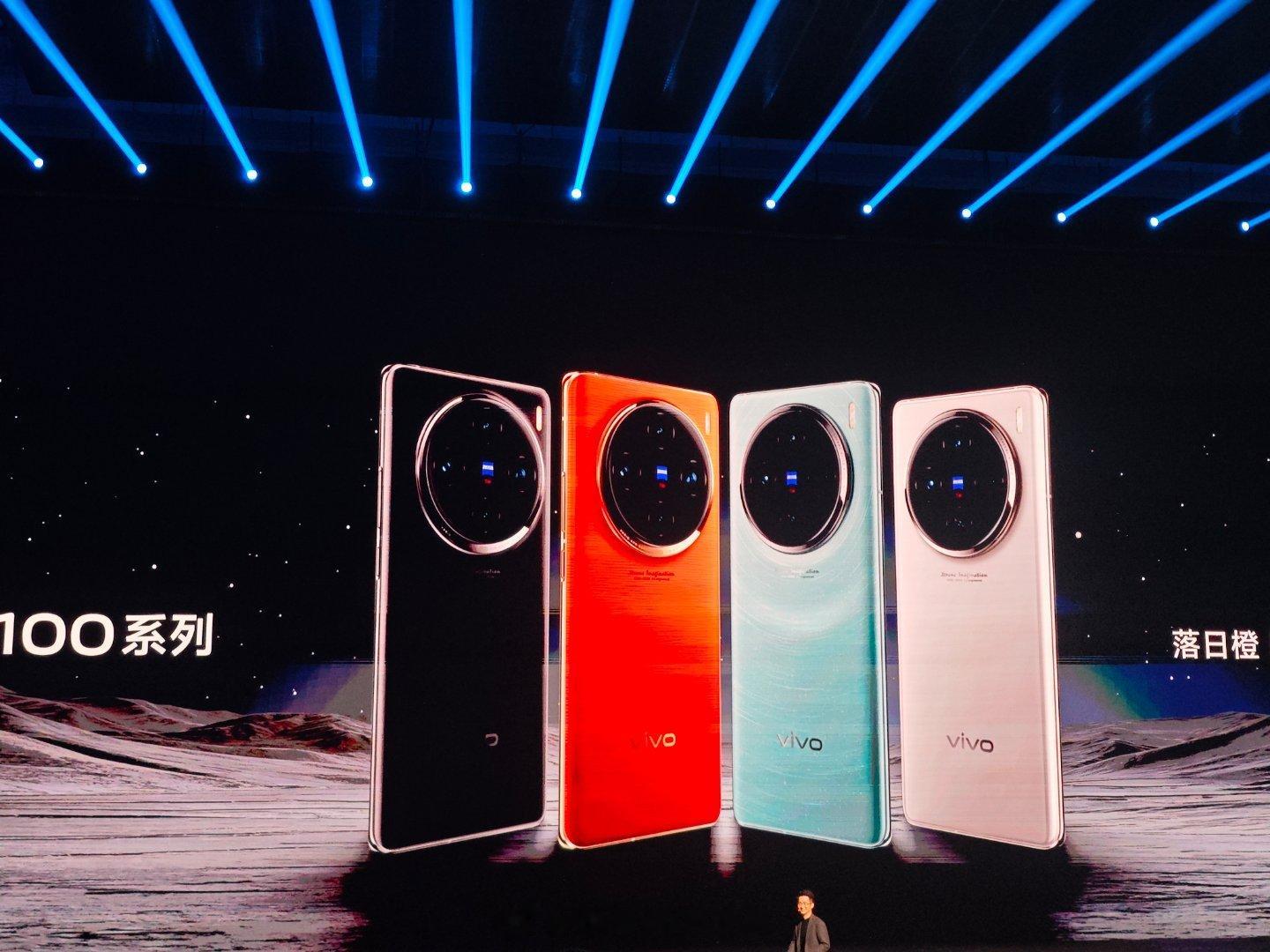 vivo X100系列的日月星辰设计还挺有意思的，配色上三款玻璃一款素皮。嗯，白