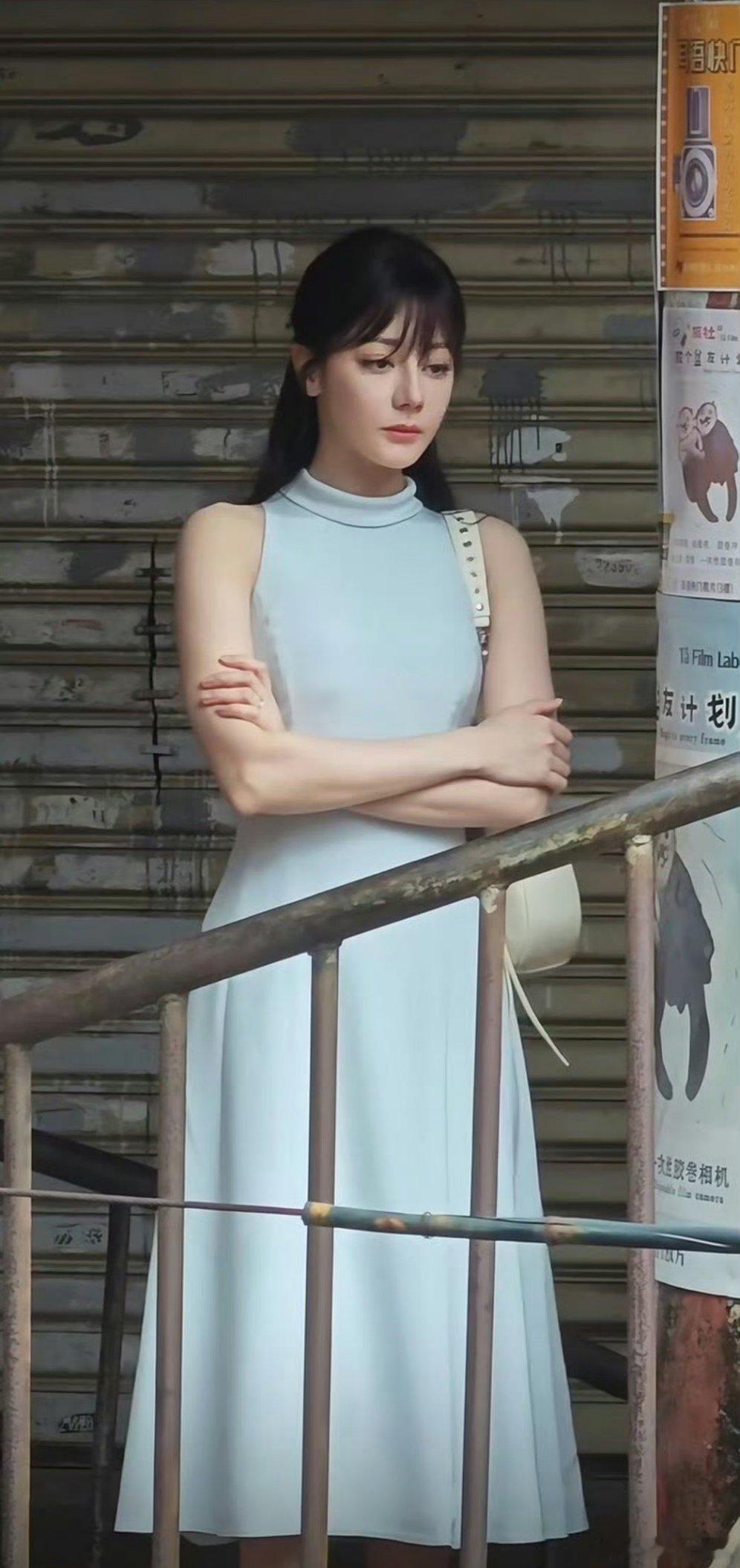 其实演员在剧里发型多变挺好的，所以刘海也可以接受，但这个刘海不好看，而且倒也不用