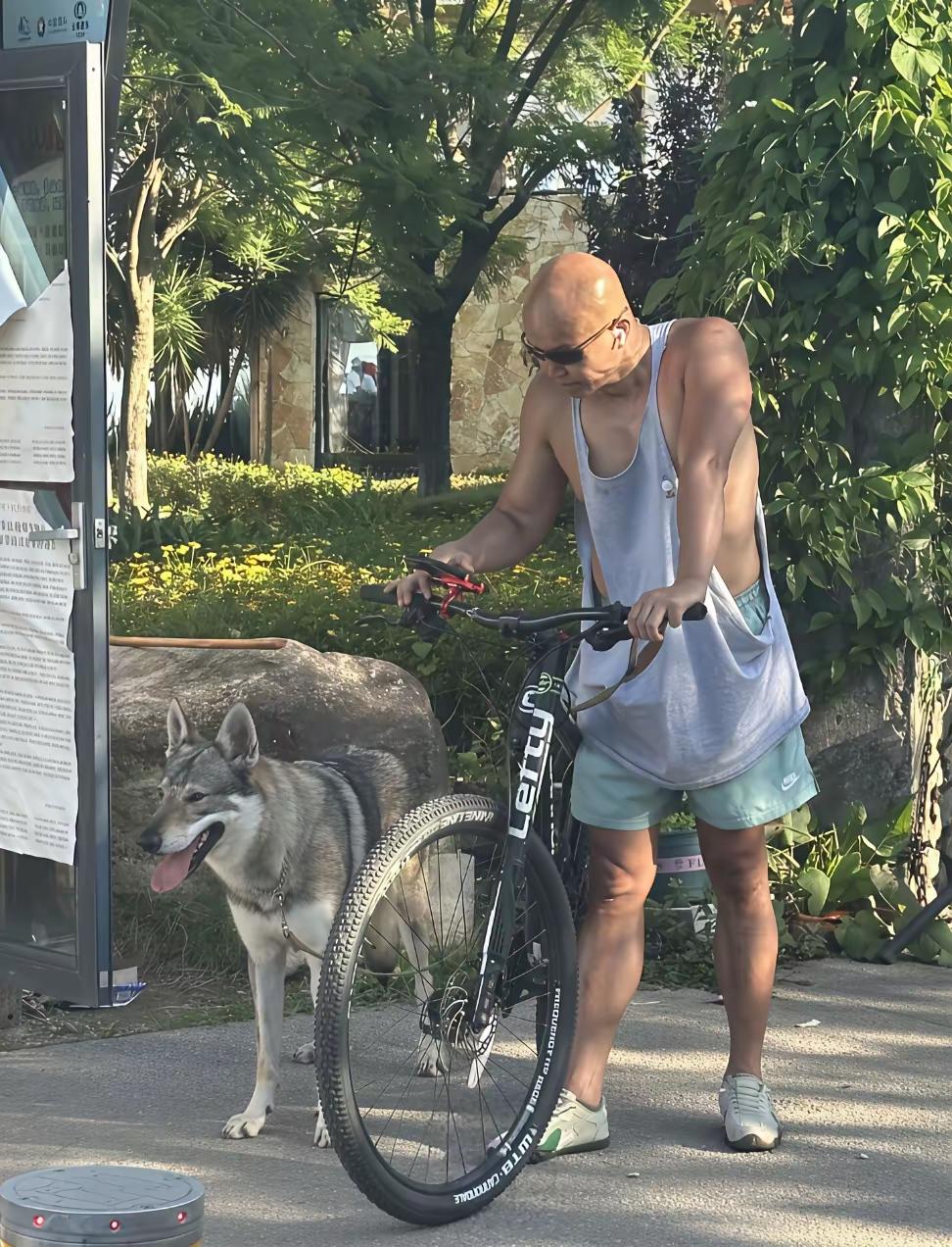 51岁的乐嘉在云南骑自行车逛市集时被人偶遇，这一幕着实令人感到意外。他身着简约的