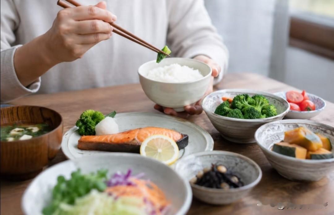 一日三餐之中应该少吃的是哪一餐不少人觉得晚餐可以不吃或者少吃，其实更建议控制晚餐