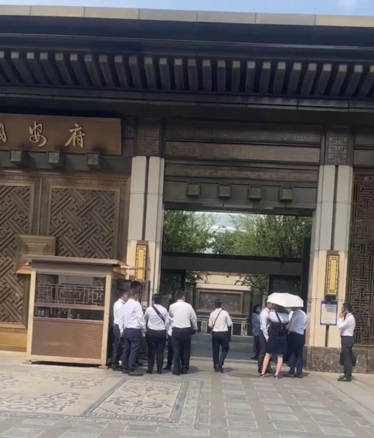 看房需要验资2500万！

是的，你没看错，这里就是北京的豪宅国安府，可能很多朋