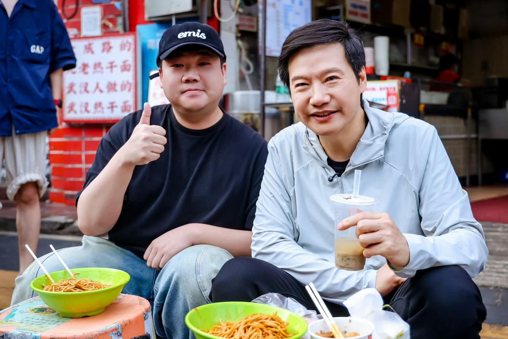 雷军说在街边吃热干面几十年没变雷总真是太亲切了吧，又是合影，又是签名的
