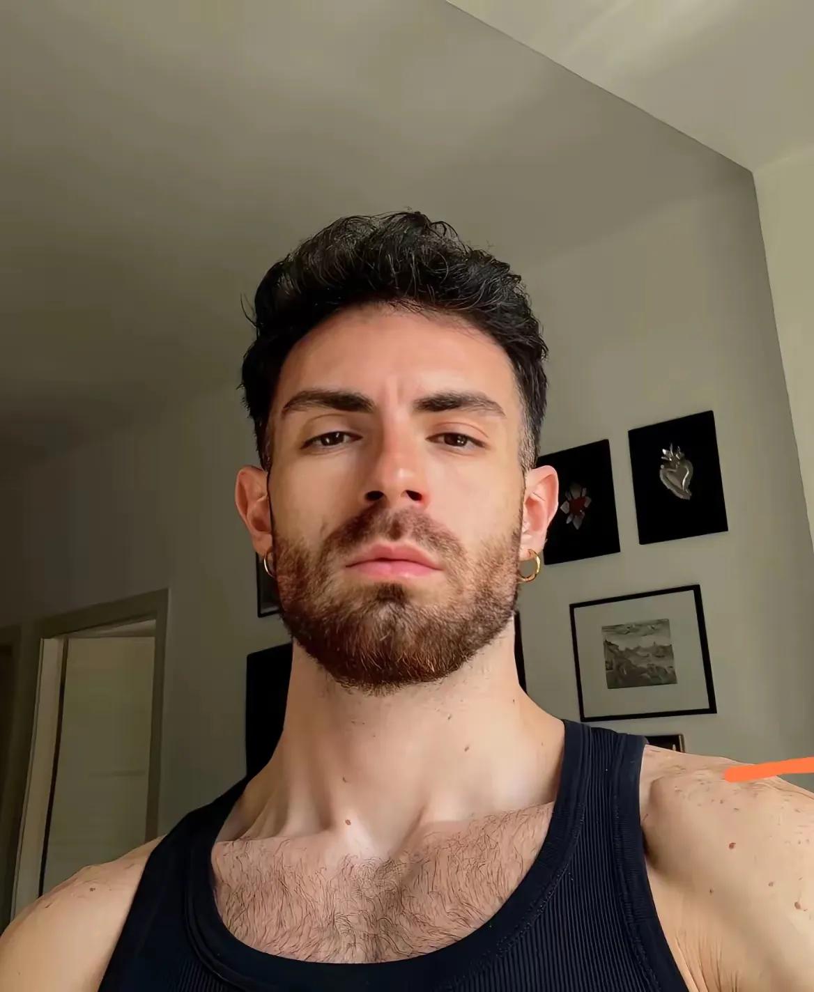 莫言先生曾说，男人有三类：
普通的男人被各种欲望牵着走，看得明白的男人把责任稳稳