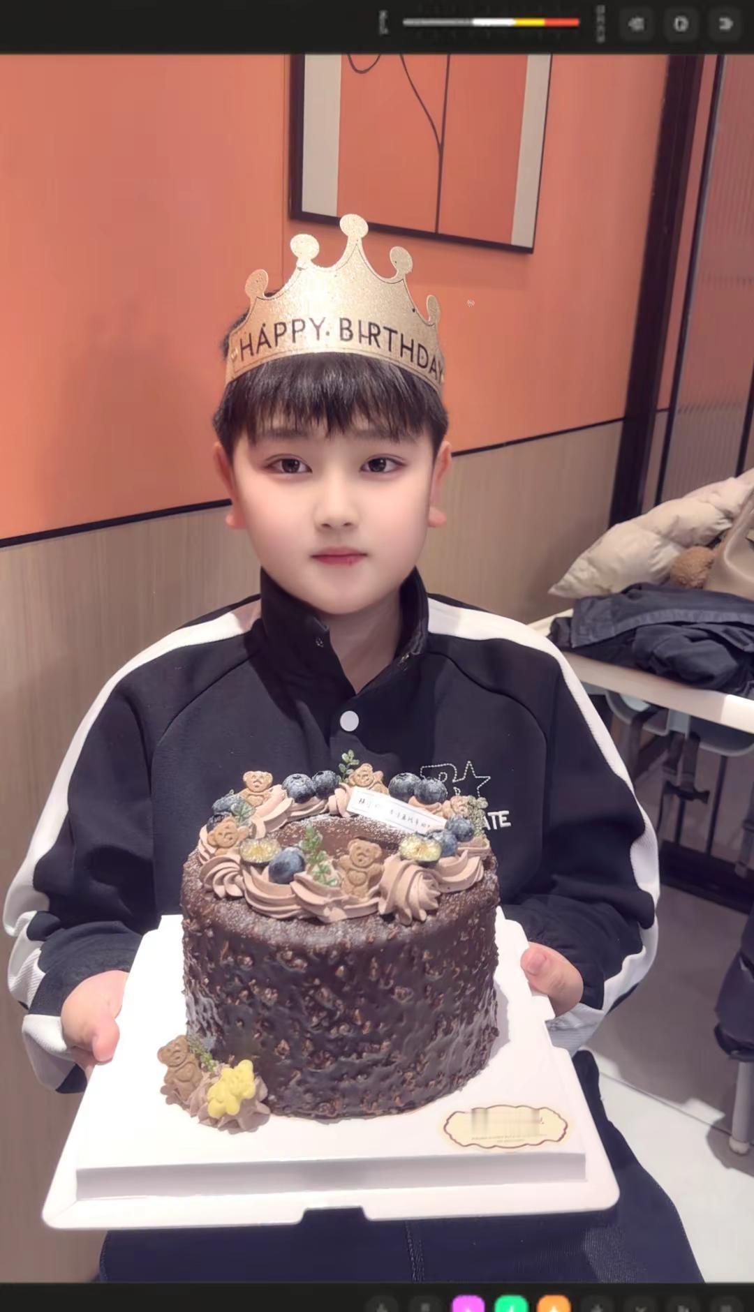 生日不是过给谁看的，是妈心里的糖。
她不晒蛋糕，晒你歪歪扭扭的第一次走路。
不发