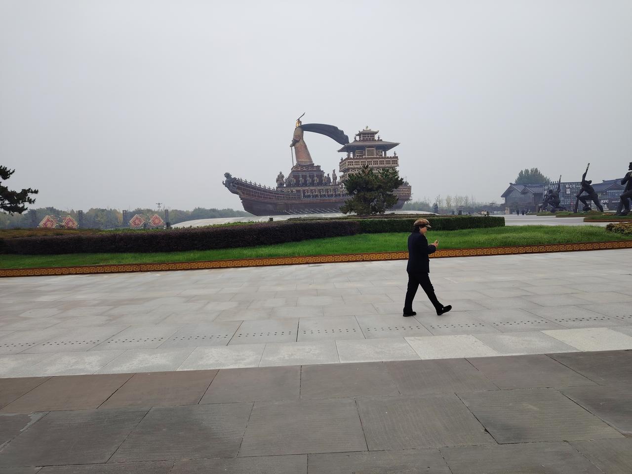 今天我和妻子到昆明池游玩，昆明池的门很多，我们是从昆明池的西北门进出的。我们把车