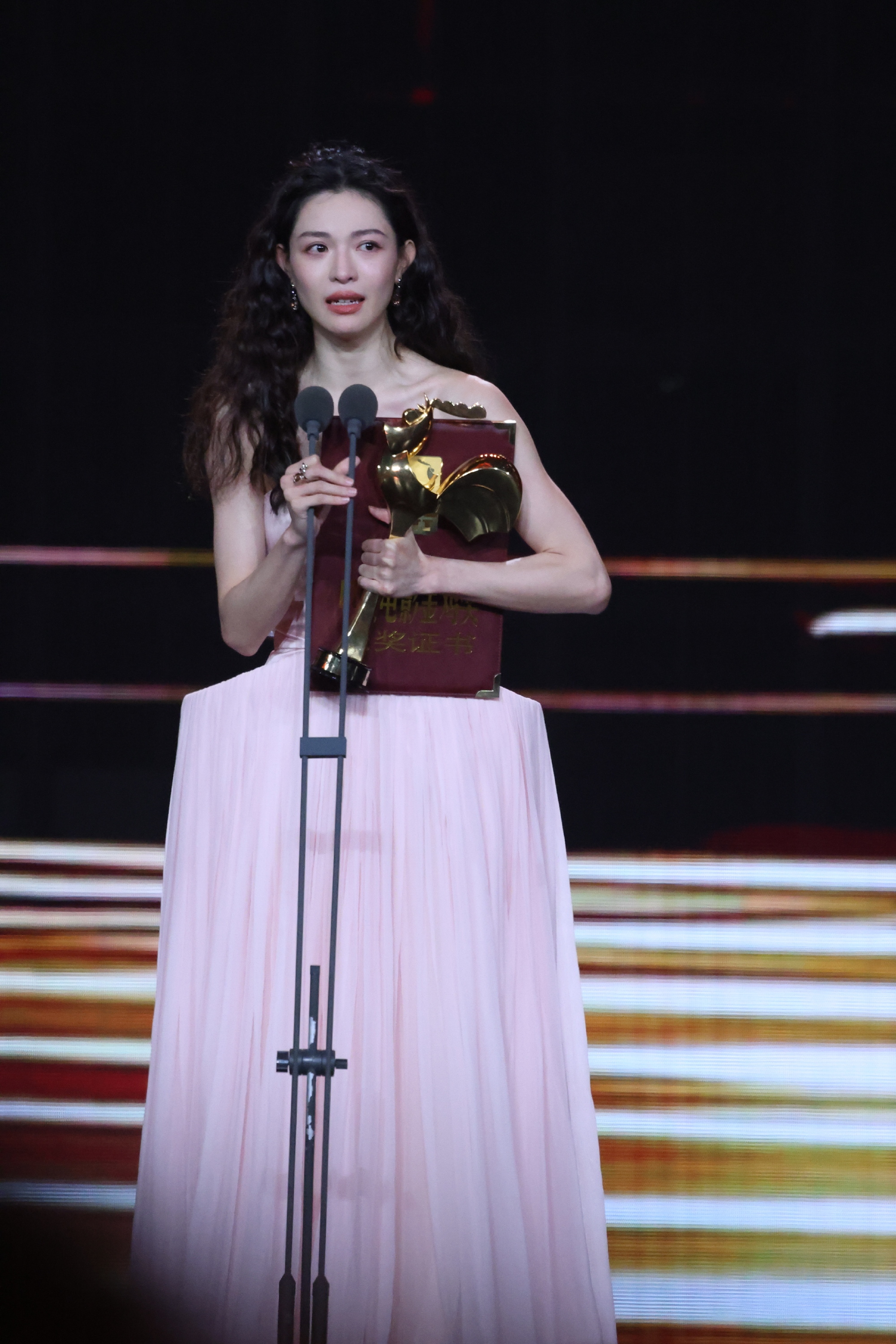 “强大不是坚不可摧，而是经历风雨后依旧迎接明天的自己。”凭借《好东西》中素颜演绎