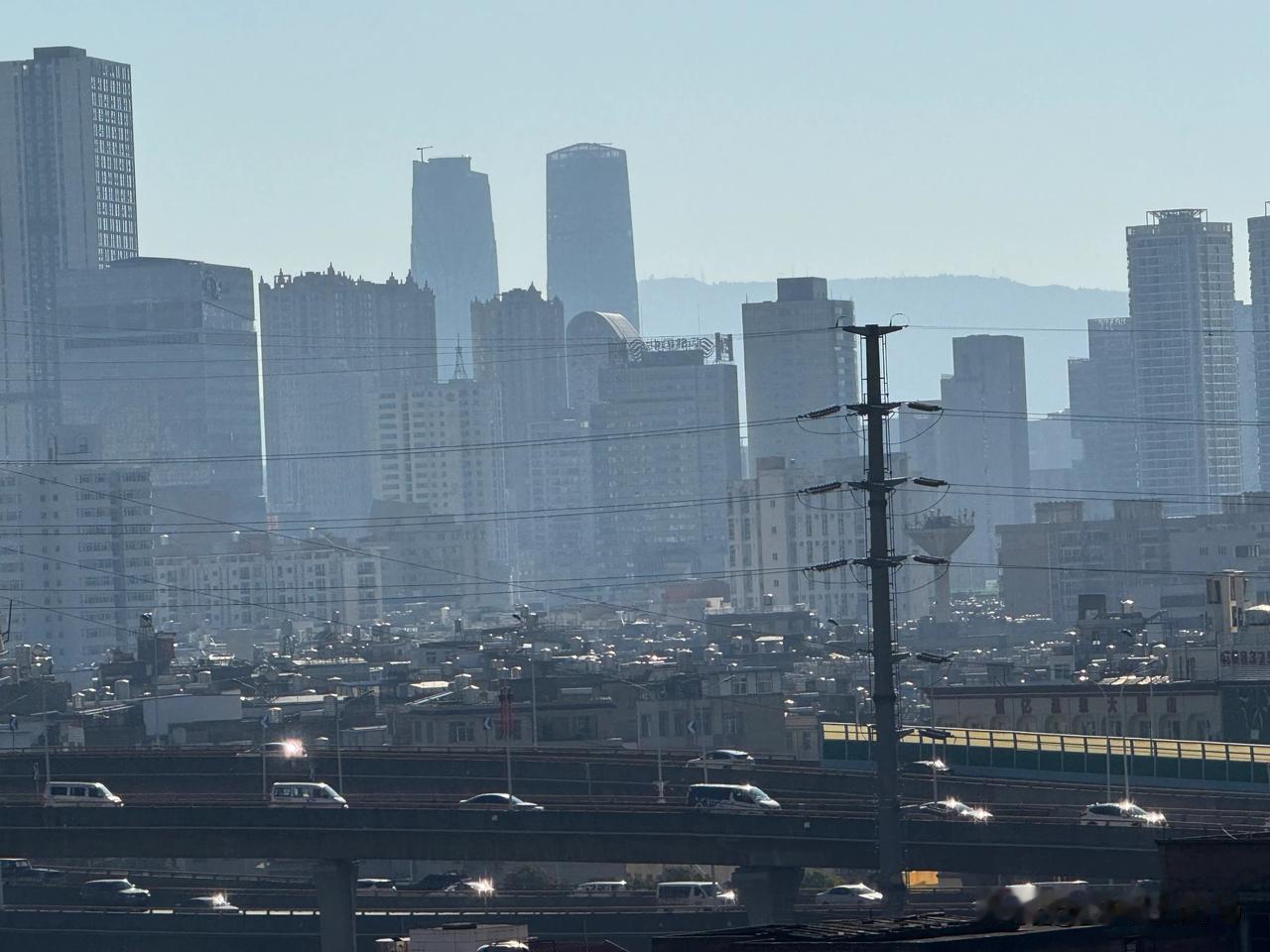 车流穿梭于繁华都市，高楼林立，现代感十足。串流不息的车流