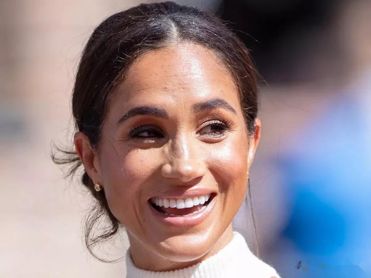 梅根的发型。与凯特几乎一成不变的发型相比，梅根的发型可以说是千变万化了，以下图片