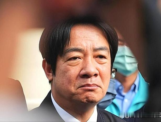 赖清德目前近于“台独”绝境，特朗普说他“是个傻子，毫无战略”。

他能不能“弃傻