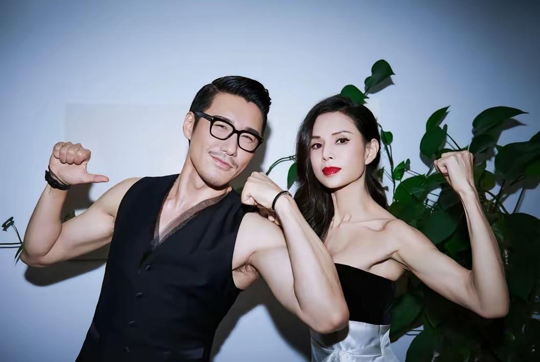 胡兵把自己练进手术室，我才看懂59岁李若彤的可怕。她那身肌肉，根本不是为了和谁比