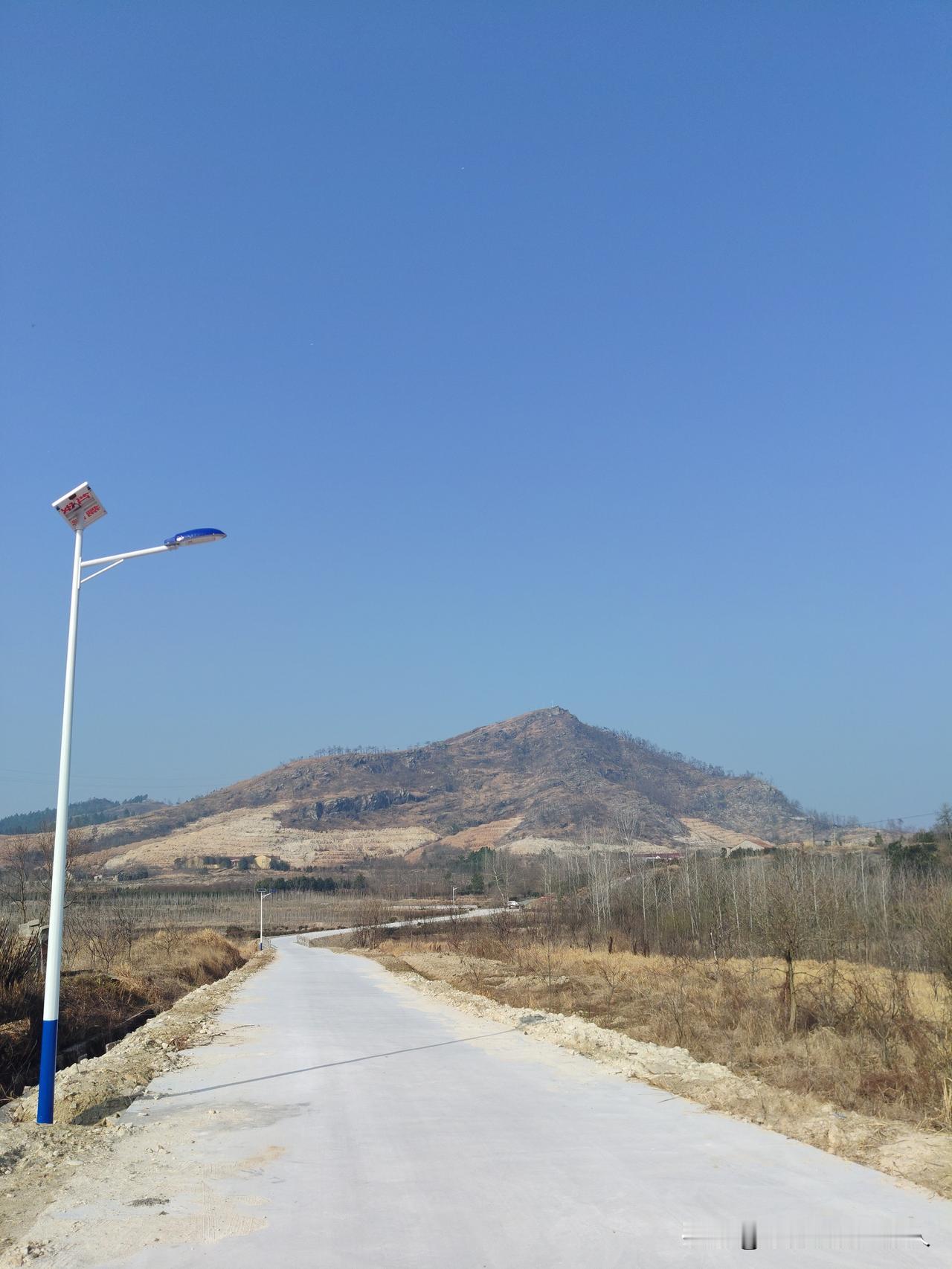 这是前几天回老家过春节期间拍的一张照片，根据图中的山、冬季枯黄的植被、混凝土村道