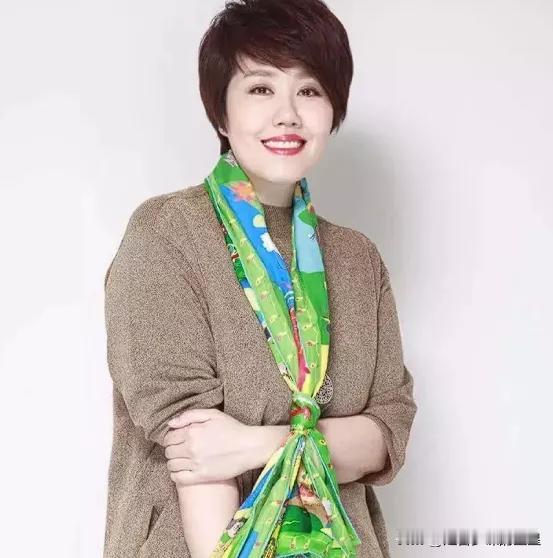 央视春晚总导演于蕾，再次成为热议焦点。她是近十年来唯一一位连续四年执导春晚的女性