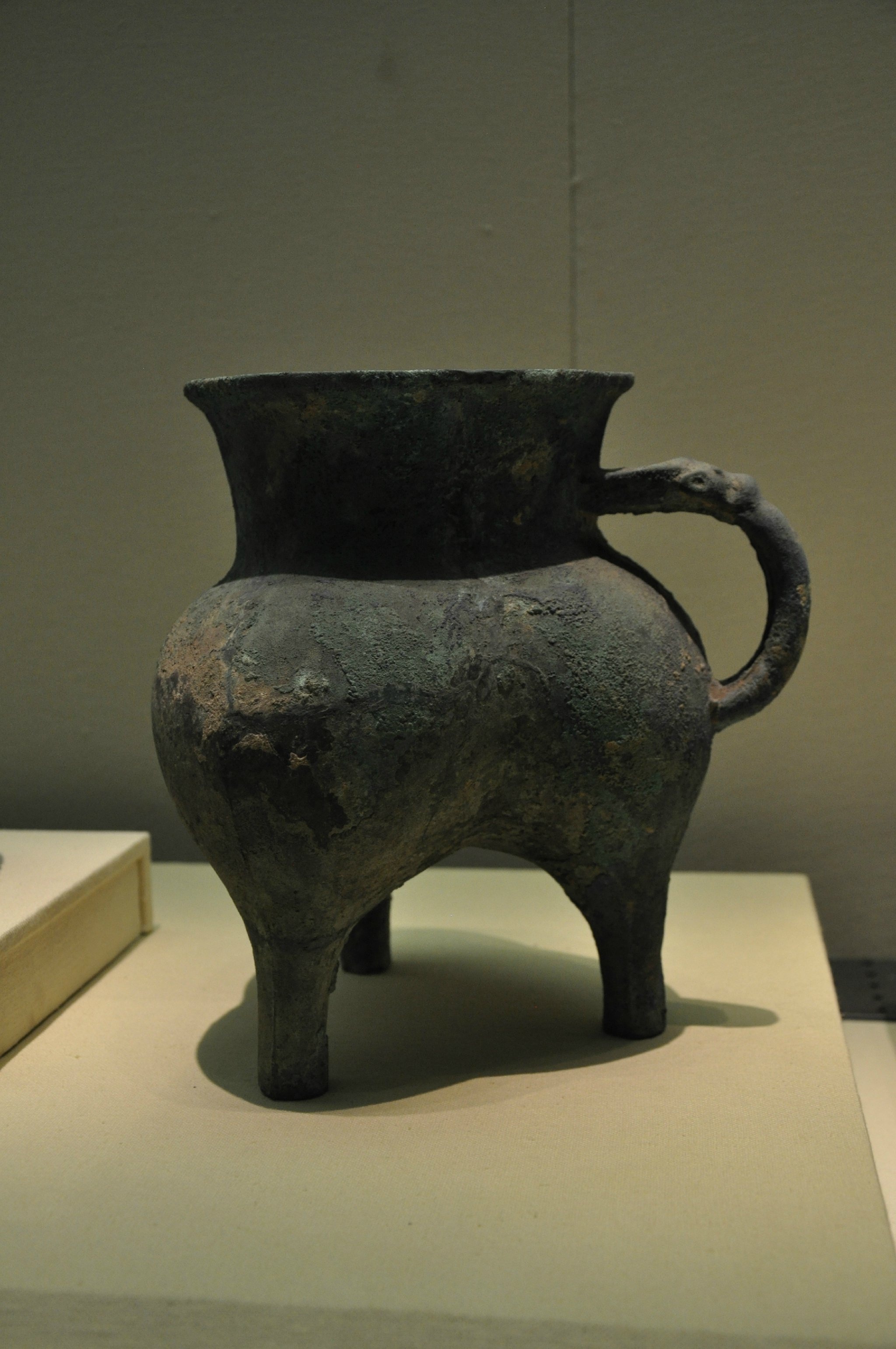 每天一件青铜器 首都博物馆藏1981年北京铜厂拣选的商晚期:举(虘又)斝, 是非