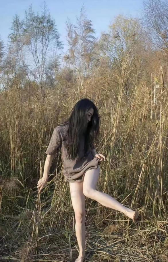 出门游玩还是得穿长裤，不然像这样在草丛里，分分钟被扎得直咧嘴。