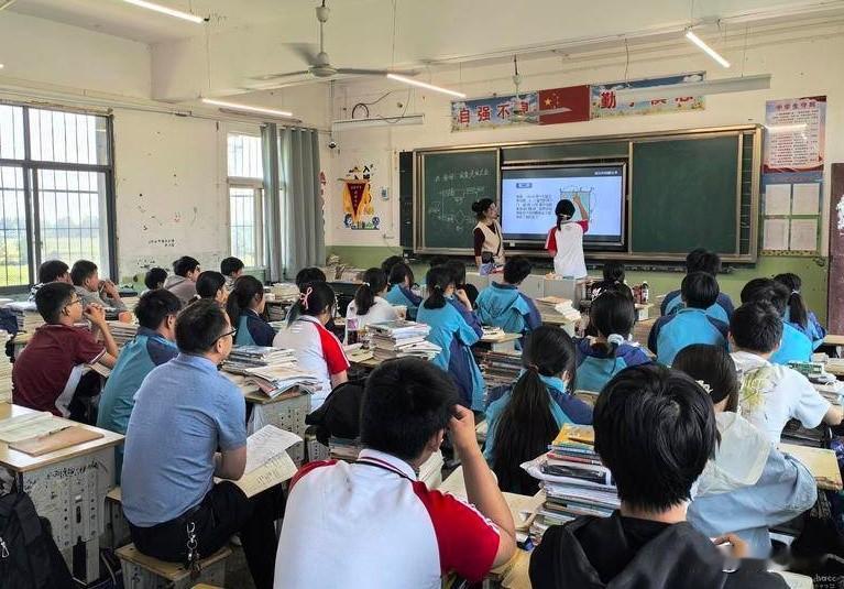 初中生，该不该有手机？

孩子如果有了手机，他可能就会跟那些不学习，只会玩手机的