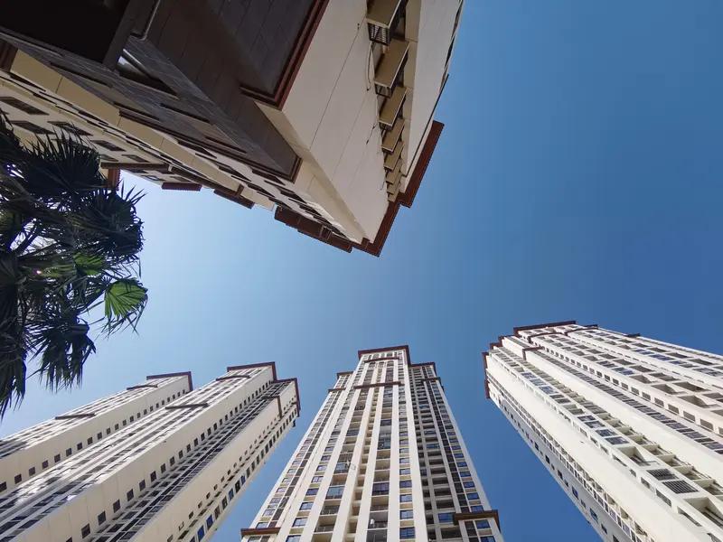 房地产转型发展已成不可逆转之势，新开发量受宏观经济形势和存量房产去库存的影响，将