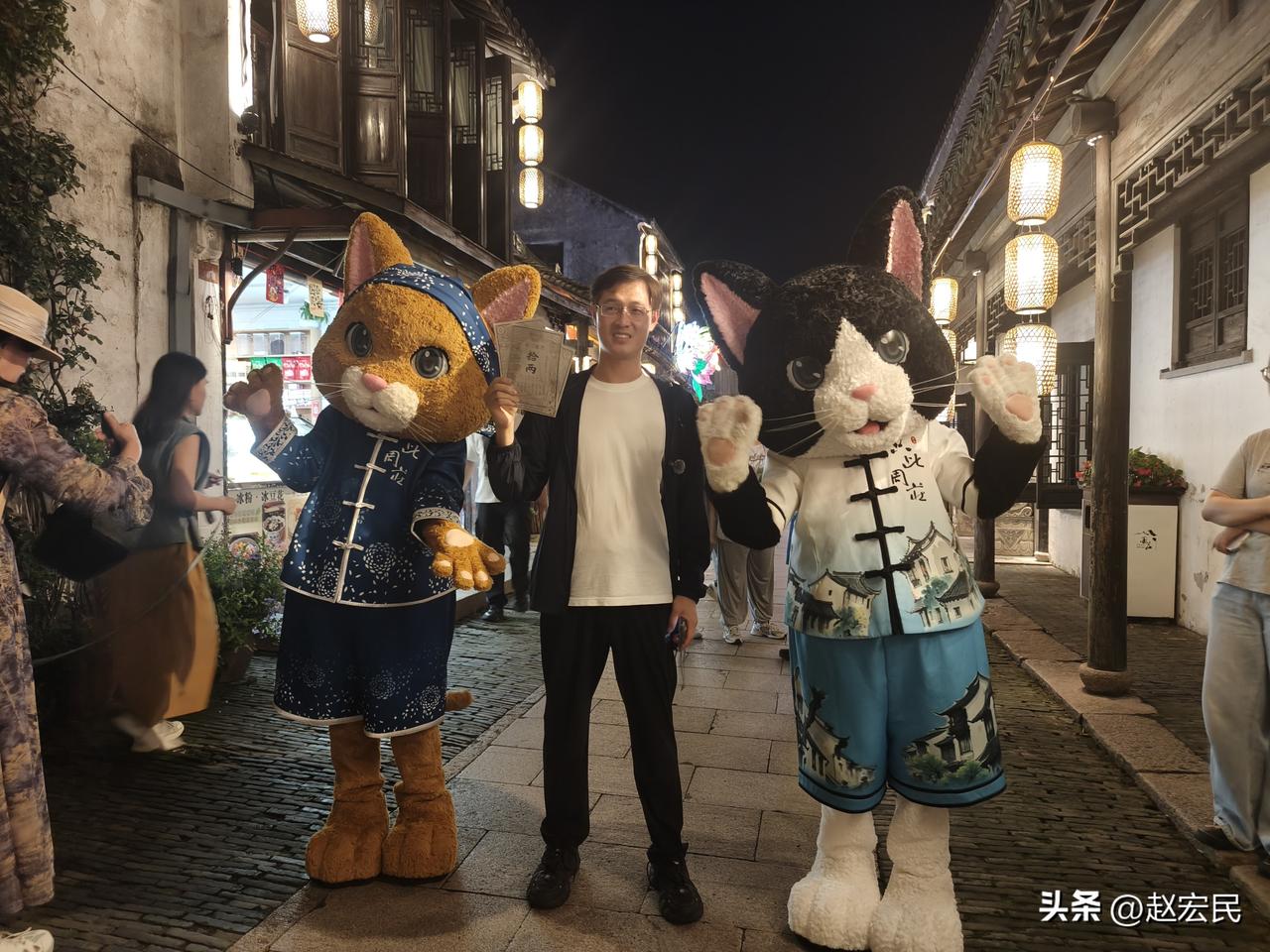 今天宏民月夜游周庄，果然是越夜越周庄啊！
周庄夜游的内容很丰富：传统灯彩和现代光