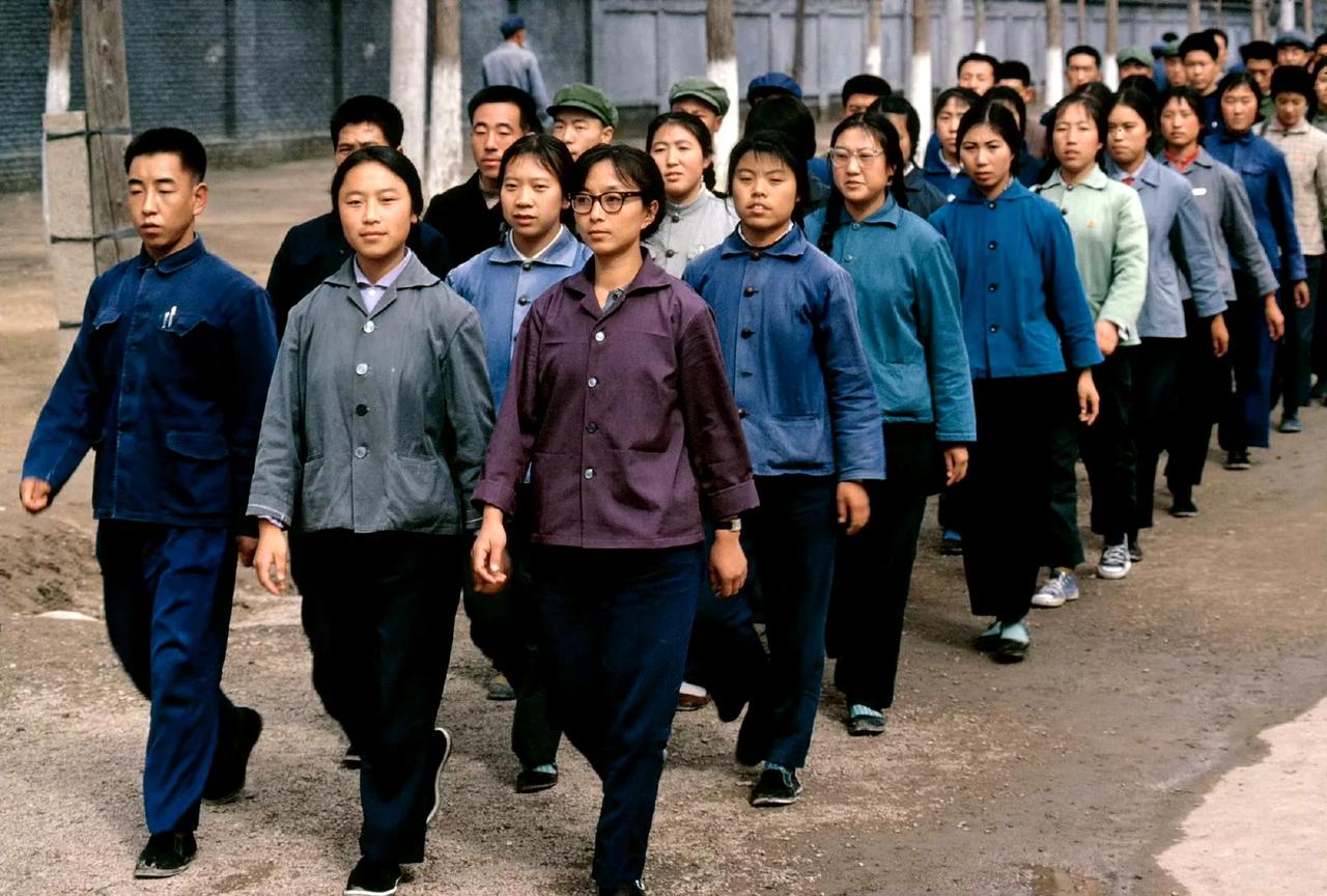 上工的工人们，大同，1973年摄。
好像是一些梗图的原图。 ​​​