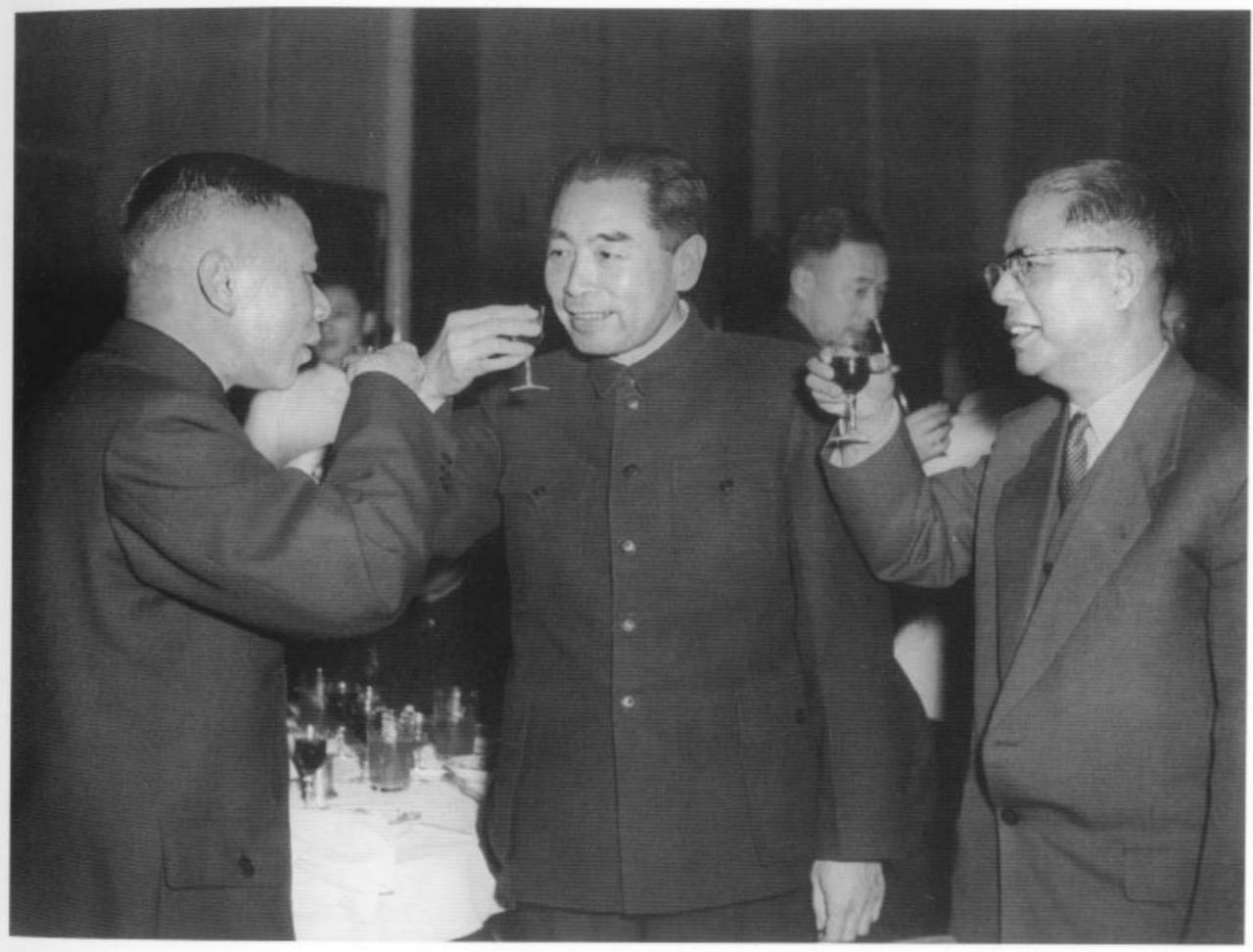 周总理举杯畅饮的情景，十分罕见。这是1956年10月1日，新中国成立七周年国庆招