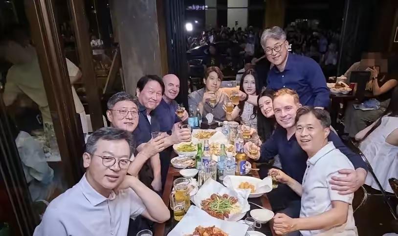 财阀崔泰源这笑容，多少有点“勉强”！
为何？
前妻卢素英，分走了他个人三分之一的