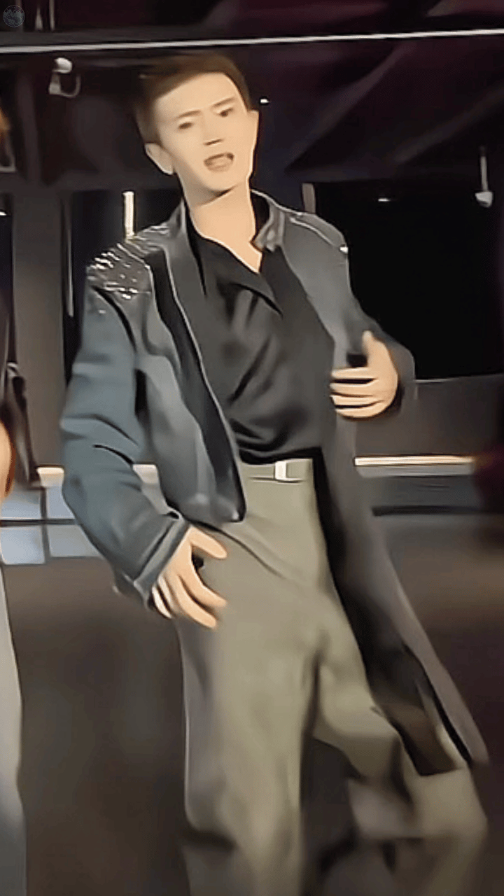 今年是不是流行这种律动超快的舞蹈，听起来和看起来都很过瘾，很有力量感，很带劲儿！