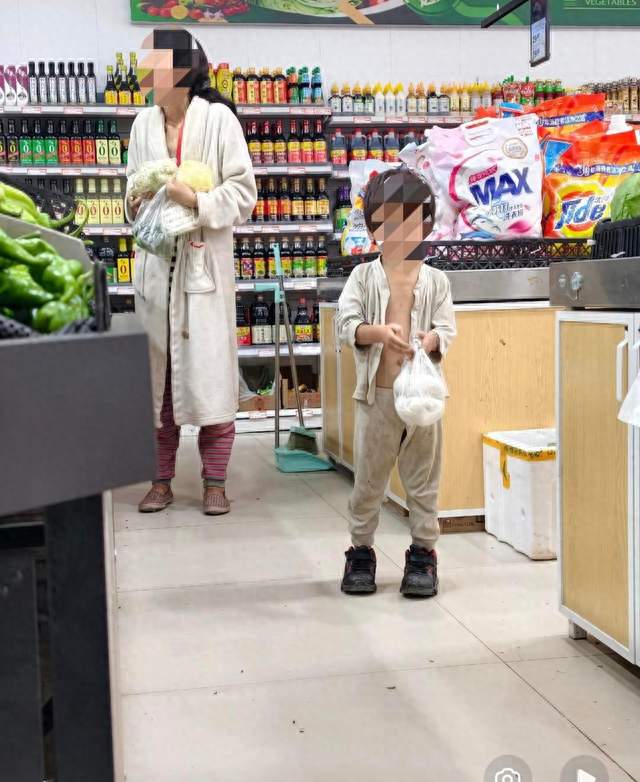 光脚男童跟妈捡破烂，敲不开的门谁该来开