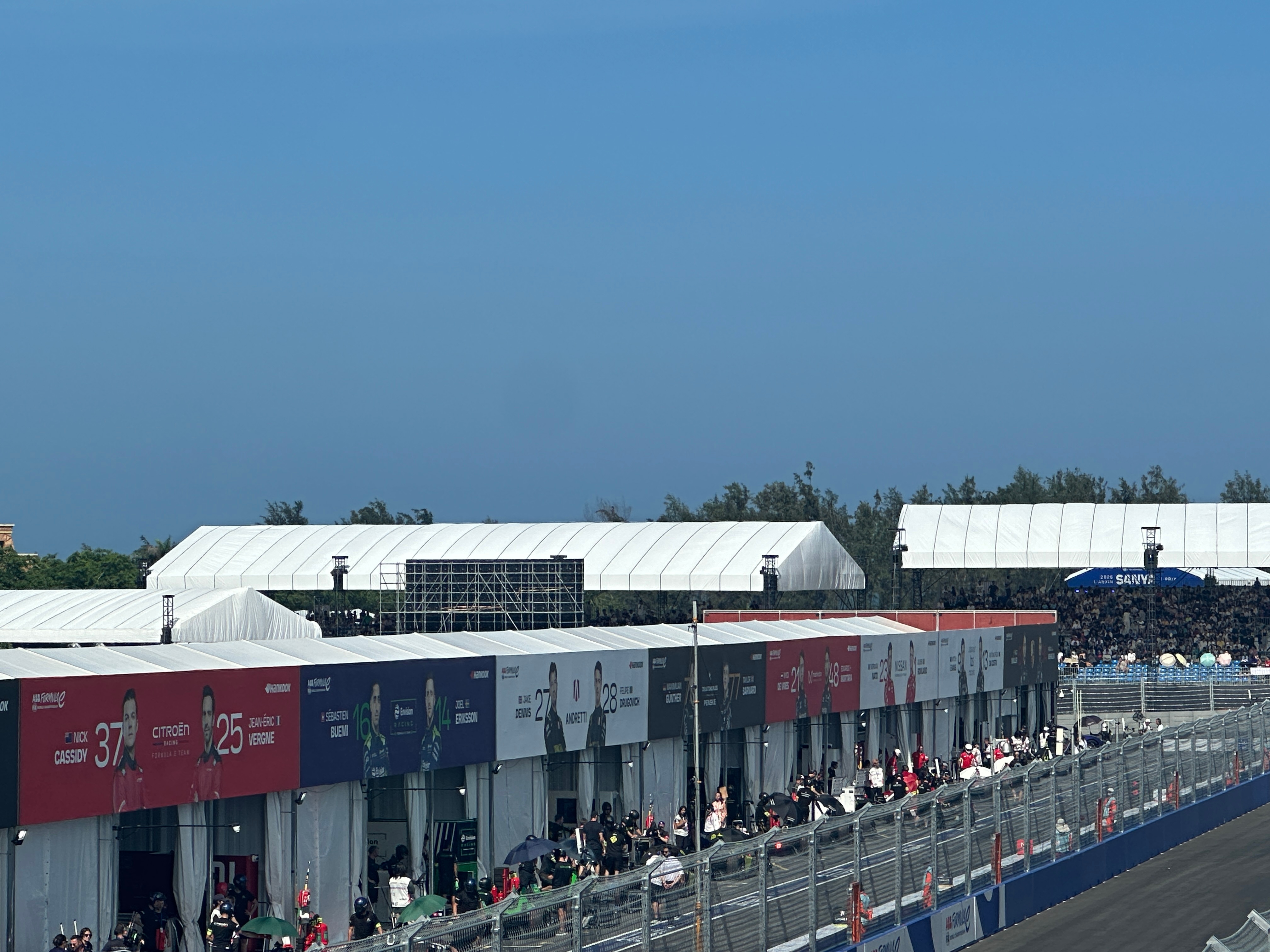 FormulaE2026fe电动方程式三亚站 大家都回到了维修区，等待护墙的修复